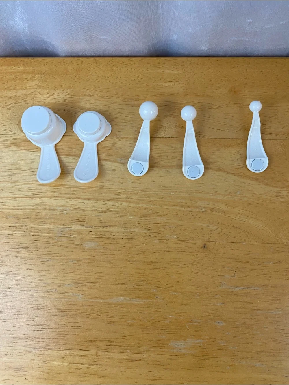Vintage Tupperware White Mini Measuring Spoon Magnet Set